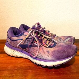 Women’s purple Brooks Ghost tennis shoes 8
